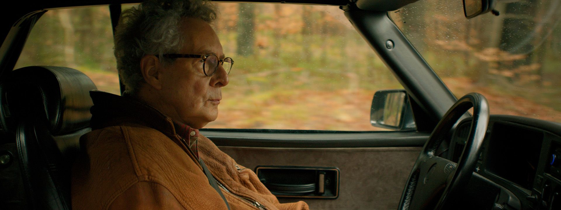 Screenshot: Mann sitzt in einem Saab Oldtimer